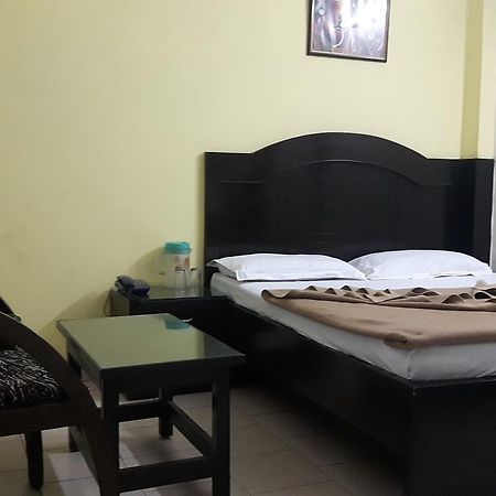 Hotel Shreeram Deluxe Нью-Дели Экстерьер фото